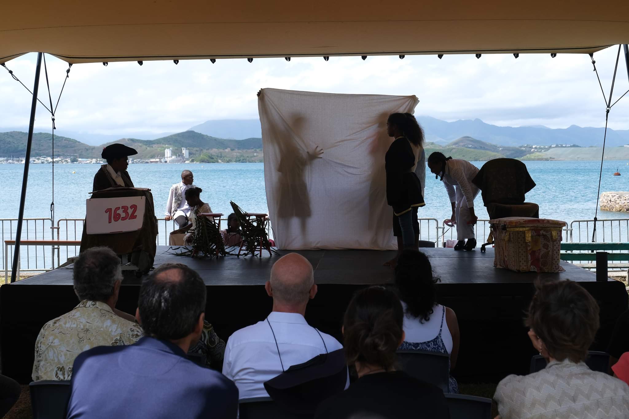 Sur scène, les marionnettes